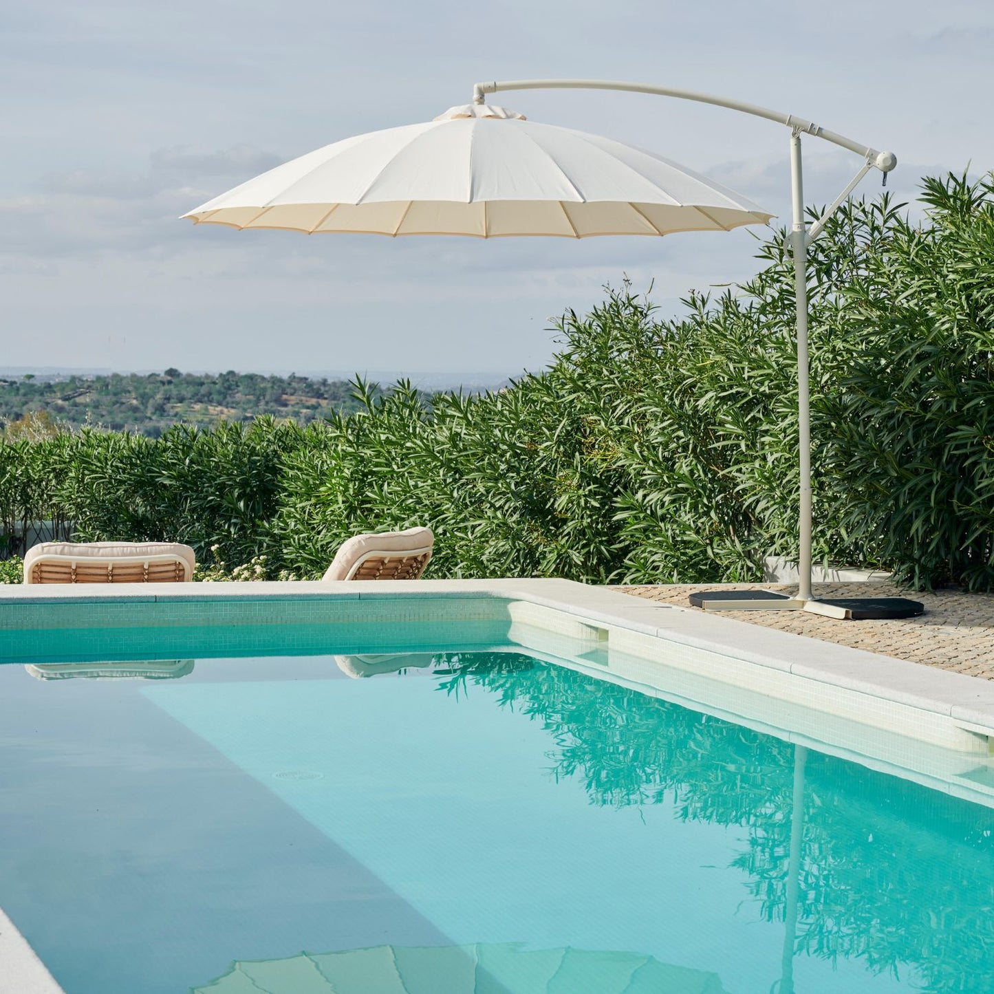 Casa – Hangende Parasol ‘Floriasa’ – Ø 274 x 248 cm – Draaibare Zweefparasol – UV-bescherming – Verstelbaar – Weerbestendig – Kleur: Zand – Voor Tuin, Terras of Balkon