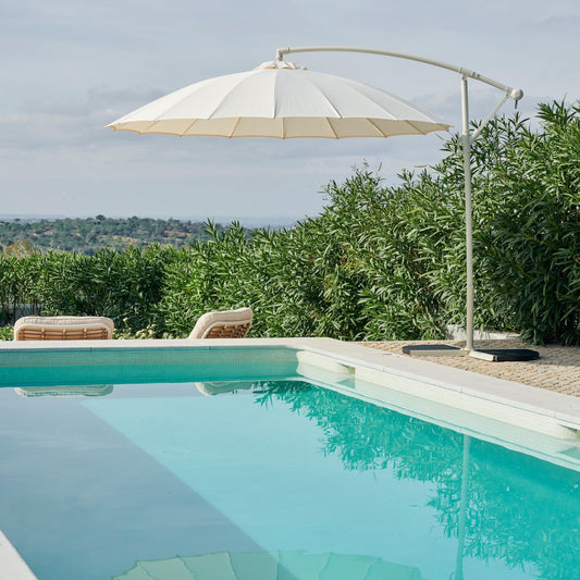 Casa – Hangende Parasol ‘Floriasa’ – Ø 274 x 248 cm – Draaibare Zweefparasol – UV-bescherming – Verstelbaar – Weerbestendig – Kleur: Zand – Voor Tuin, Terras of Balkon